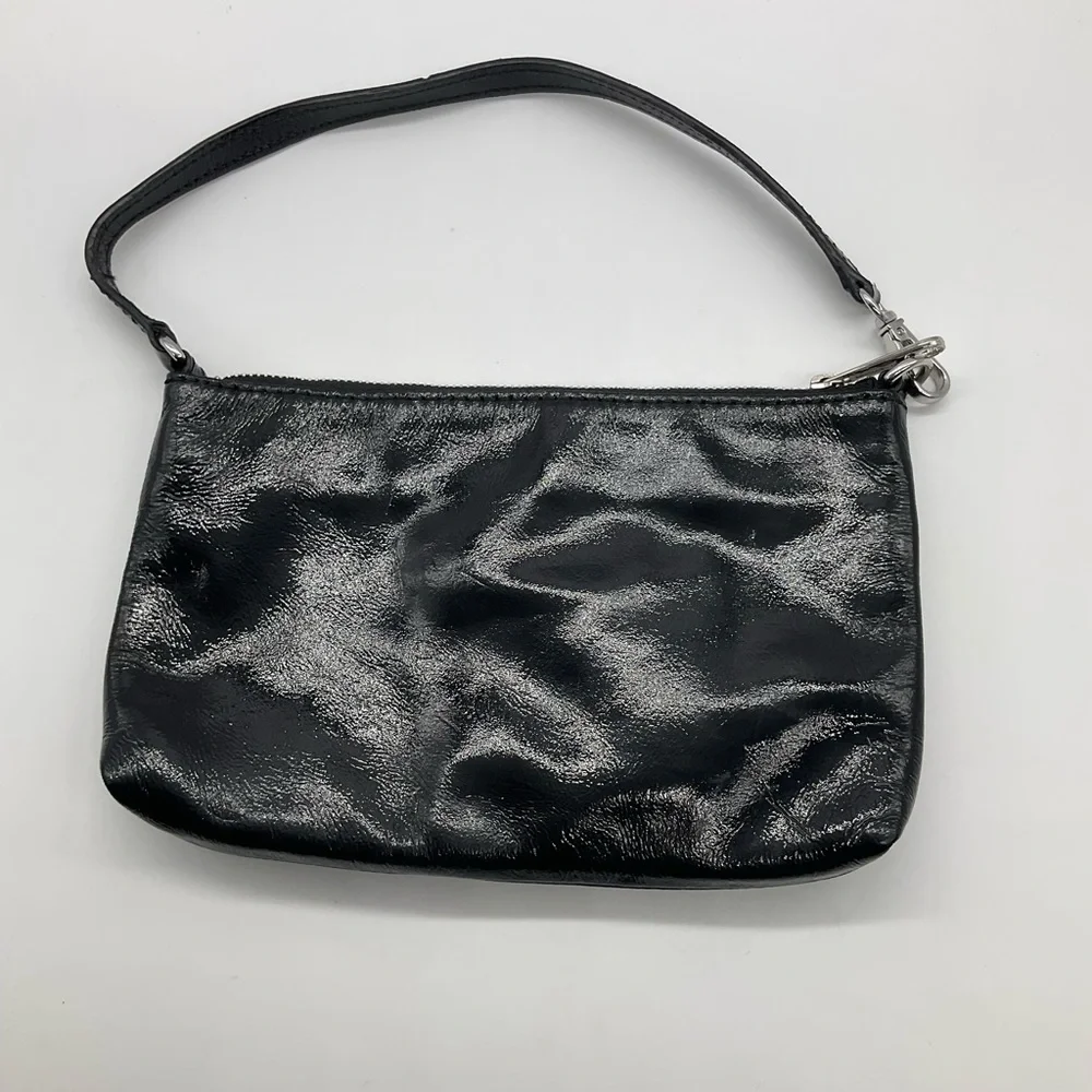 MICHAEL KORS LARGE PATENT LEATHER WRISTLET - Picture 2 of 5